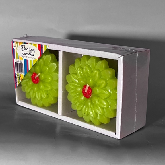 2 Holiday Floating Candles - Picture 2 of 3